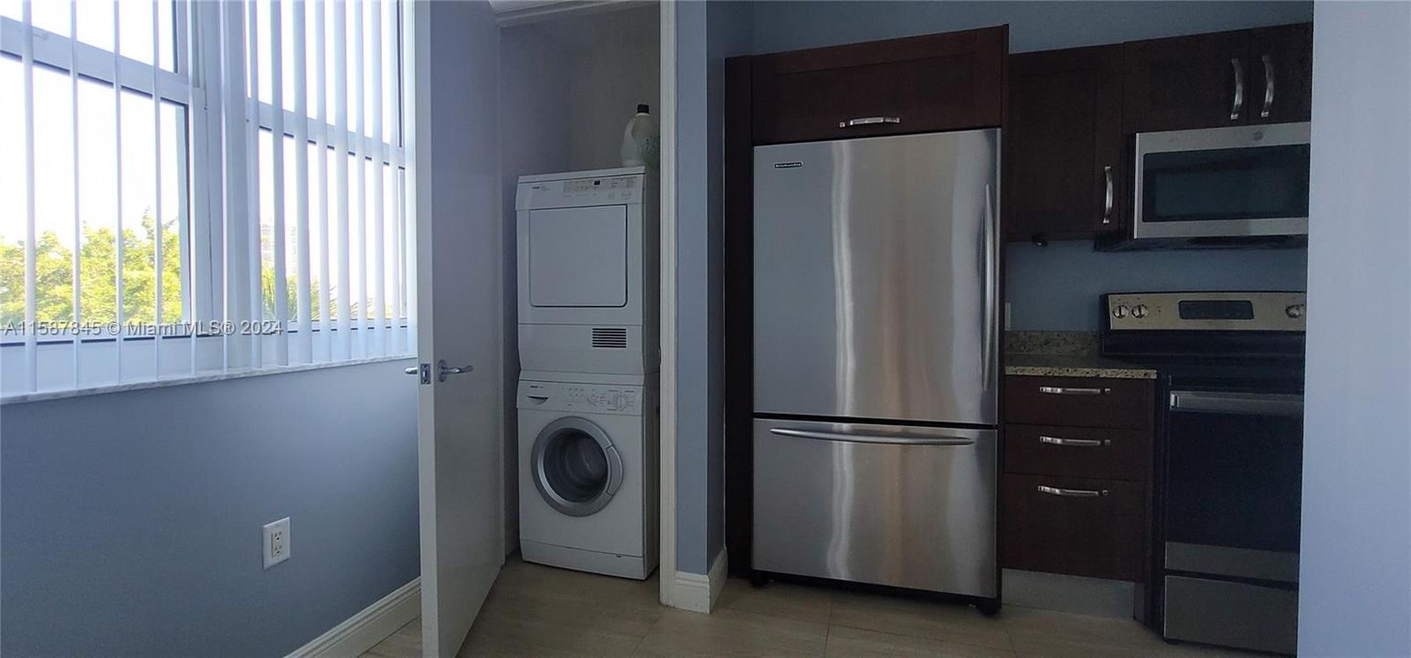 Active With Contract: $2,750 (1 beds, 1 baths, 914 Square Feet)