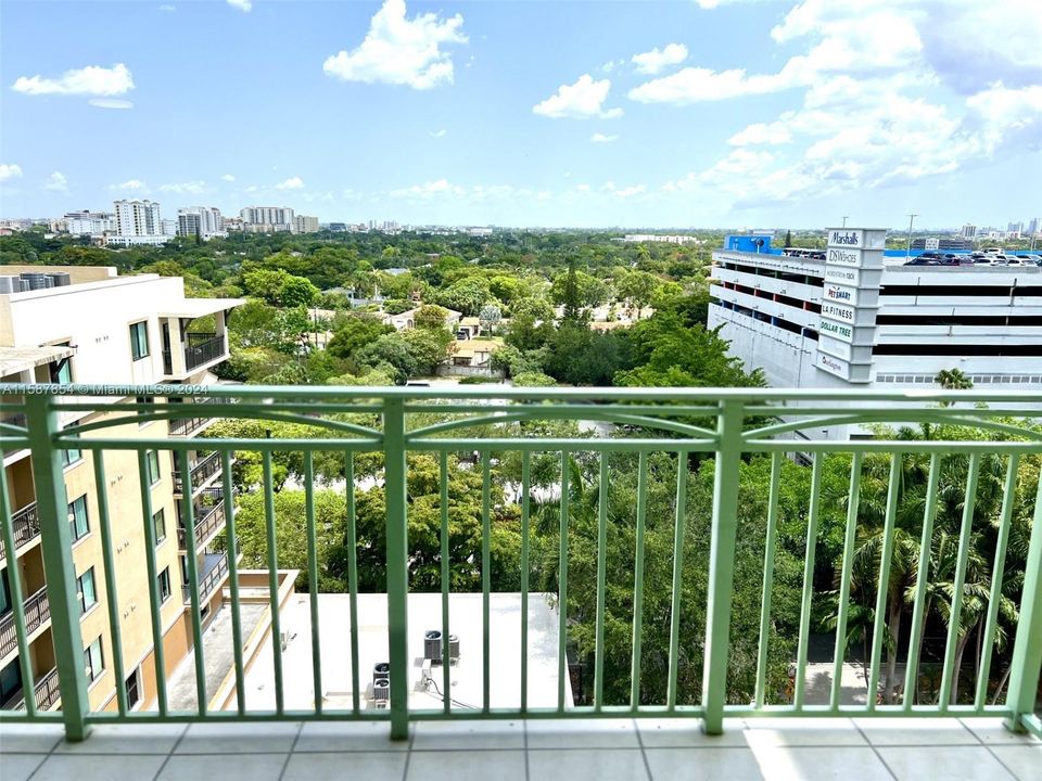 Active With Contract: $2,300 (1 beds, 1 baths, 615 Square Feet)