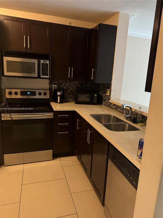Recently Rented: $2,100 (2 beds, 2 baths, 1175 Square Feet)