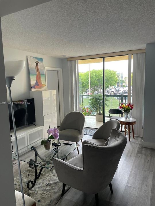 For Rent: $2,350 (2 beds, 2 baths, 898 Square Feet)