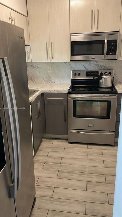 For Rent: $2,350 (2 beds, 2 baths, 898 Square Feet)