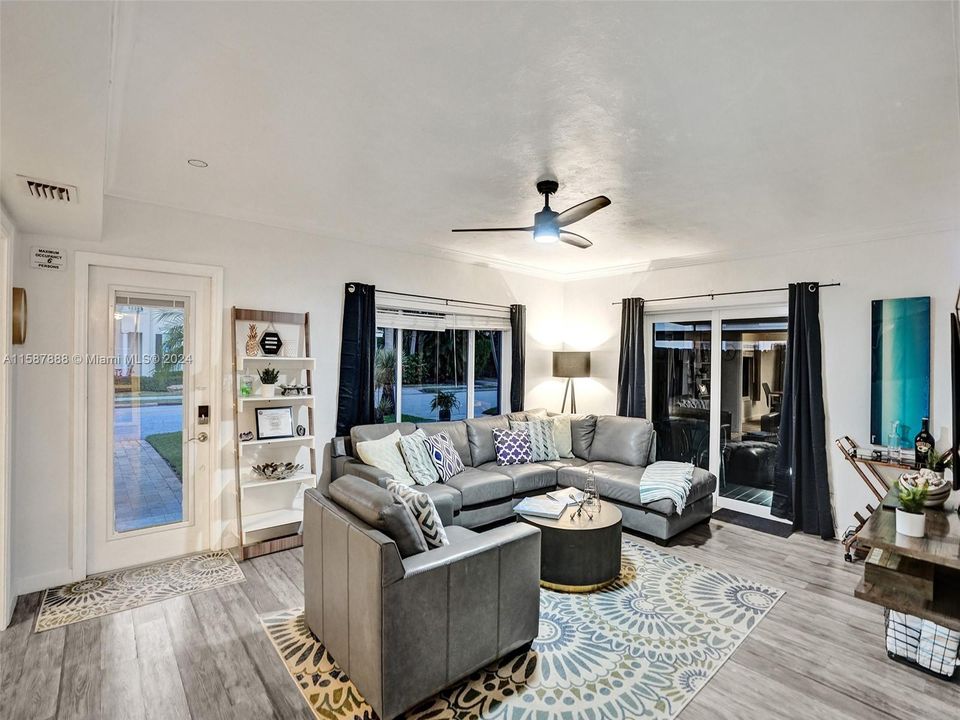 Active With Contract: $899,000 (3 beds, 3 baths, 1593 Square Feet)