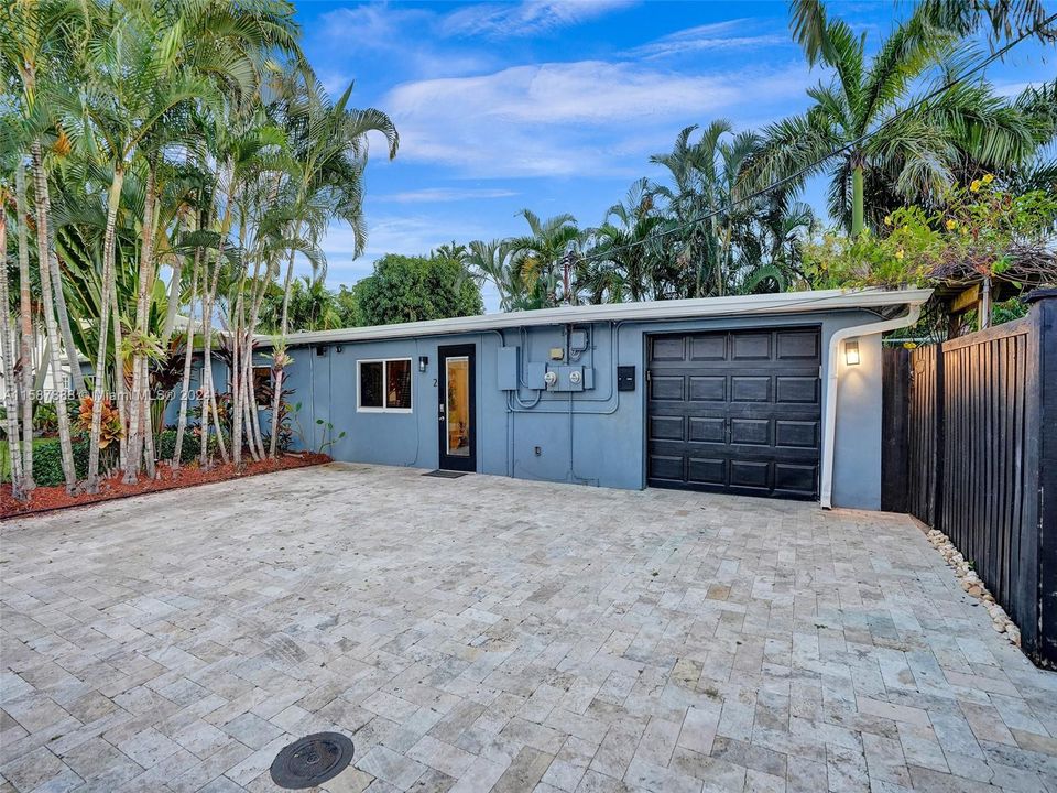 Active With Contract: $899,000 (3 beds, 3 baths, 1593 Square Feet)