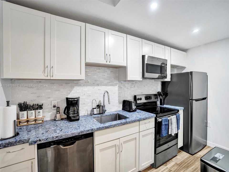 Active With Contract: $899,000 (3 beds, 3 baths, 1593 Square Feet)