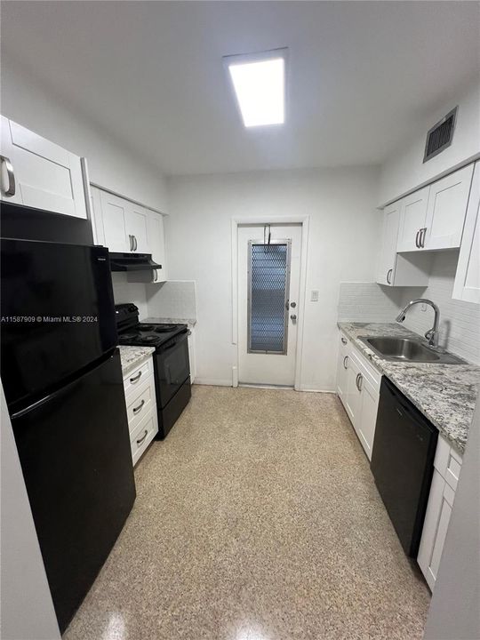 For Rent: $3,000 (2 beds, 2 baths, 1450 Square Feet)