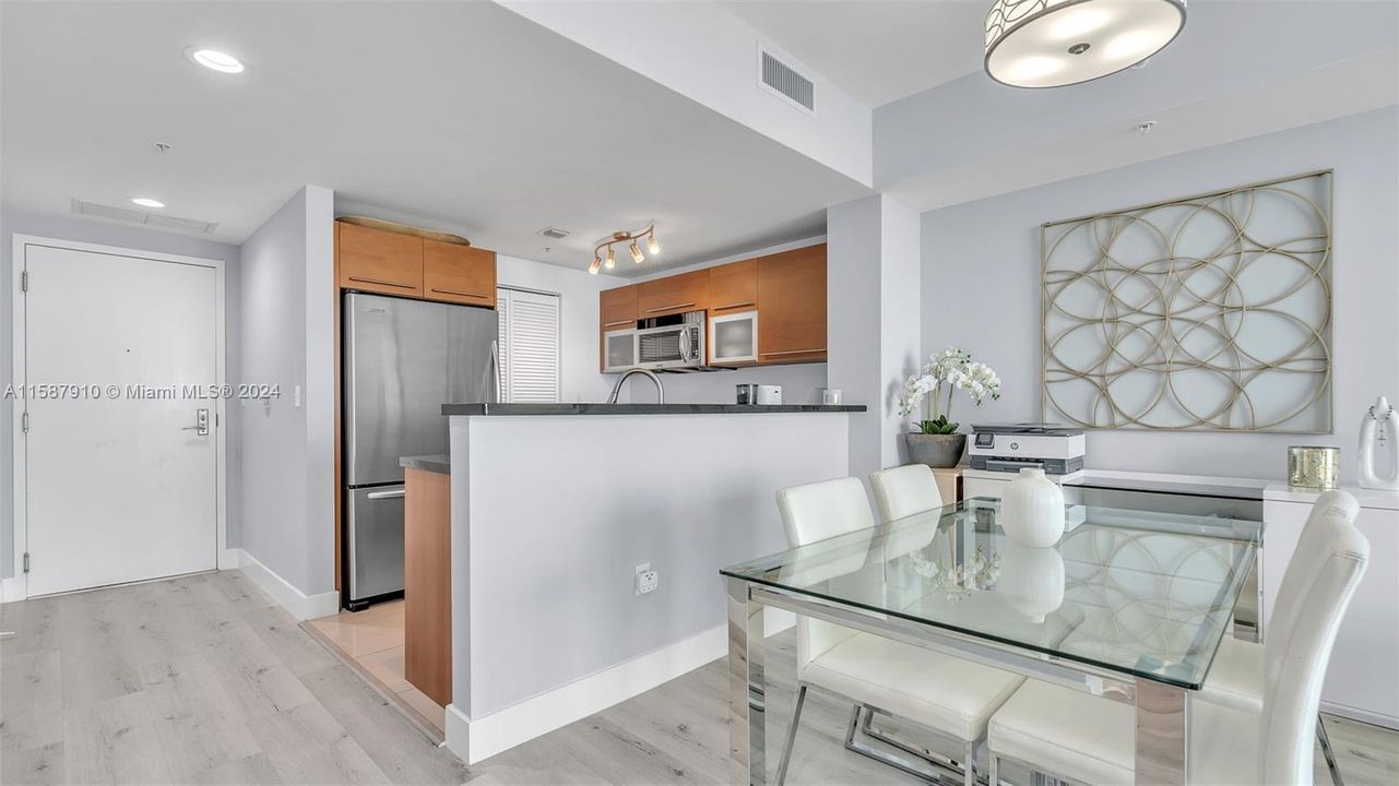 For Sale: $675,000 (2 beds, 2 baths, 1058 Square Feet)