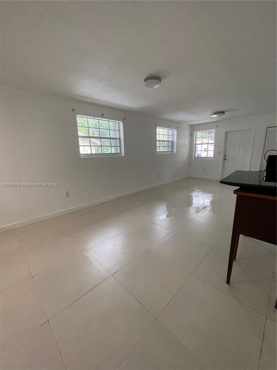 Recently Rented: $3,500 (3 beds, 2 baths, 1228 Square Feet)