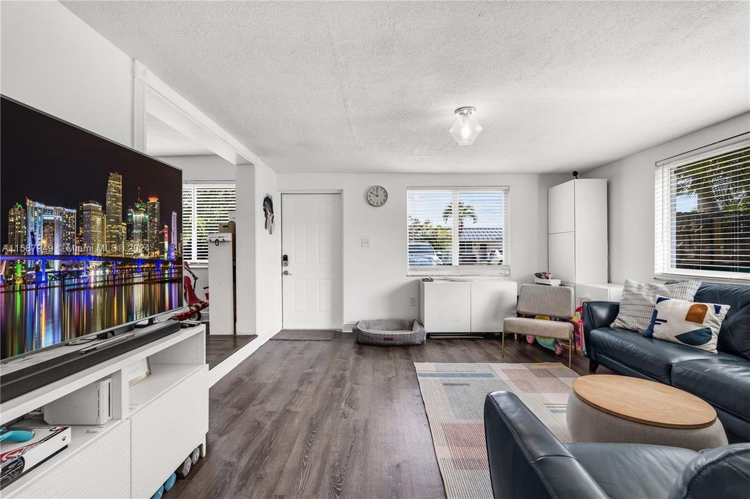 Recently Sold: $755,000 (3 beds, 2 baths, 1227 Square Feet)