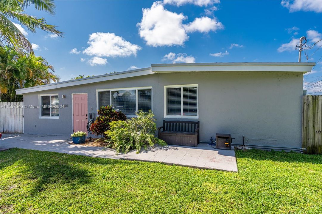 Recently Sold: $755,000 (3 beds, 2 baths, 1227 Square Feet)