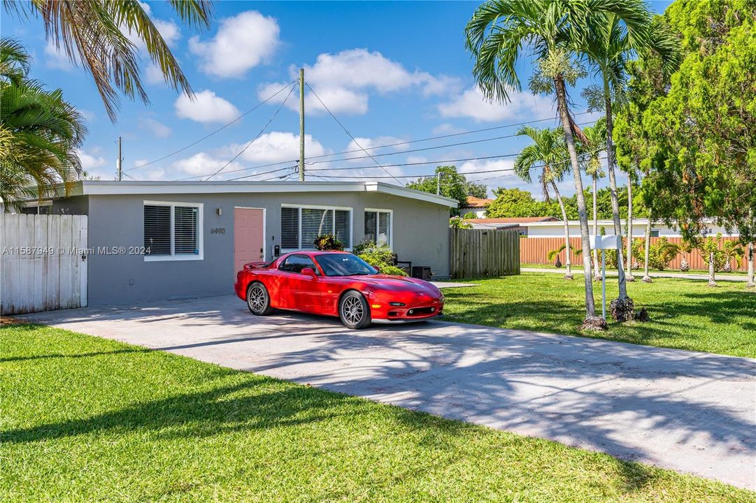 Active With Contract: $755,000 (3 beds, 2 baths, 1227 Square Feet)