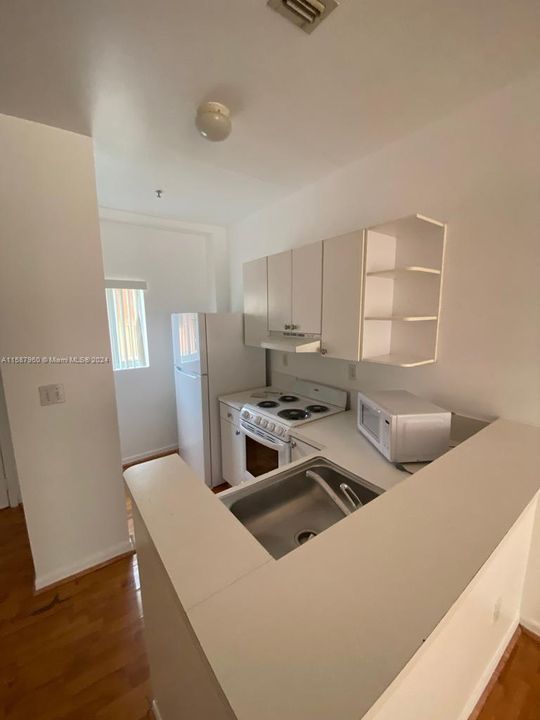 Active With Contract: $225,000 (1 beds, 1 baths, 627 Square Feet)