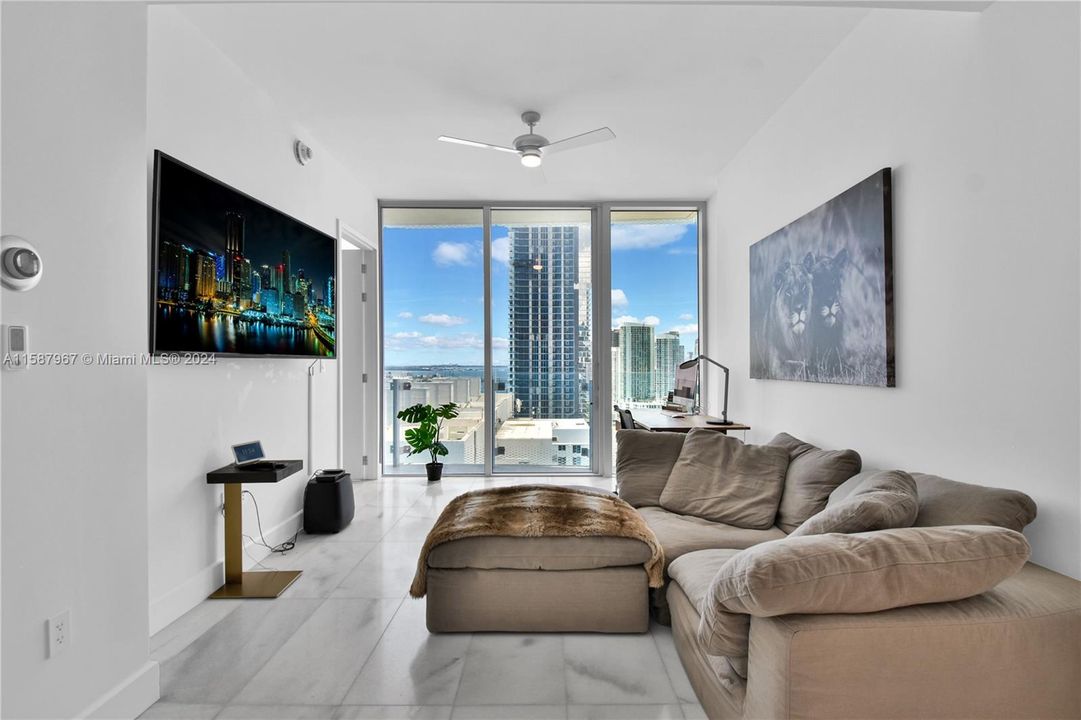 For Sale: $875,000 (1 beds, 1 baths, 680 Square Feet)