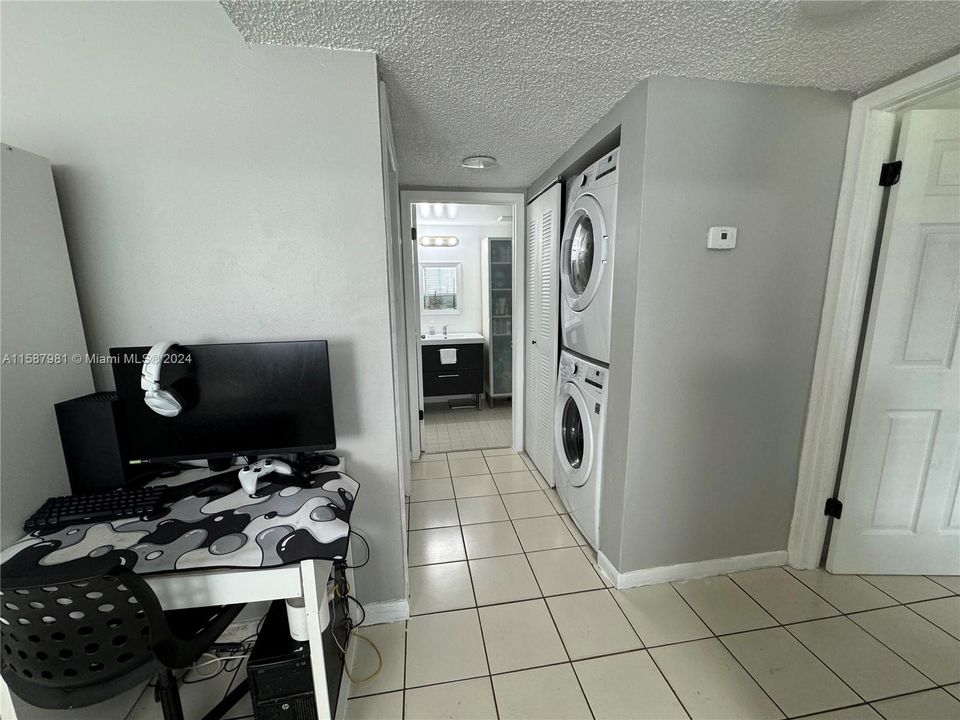 For Sale: $299,999 (2 beds, 2 baths, 820 Square Feet)