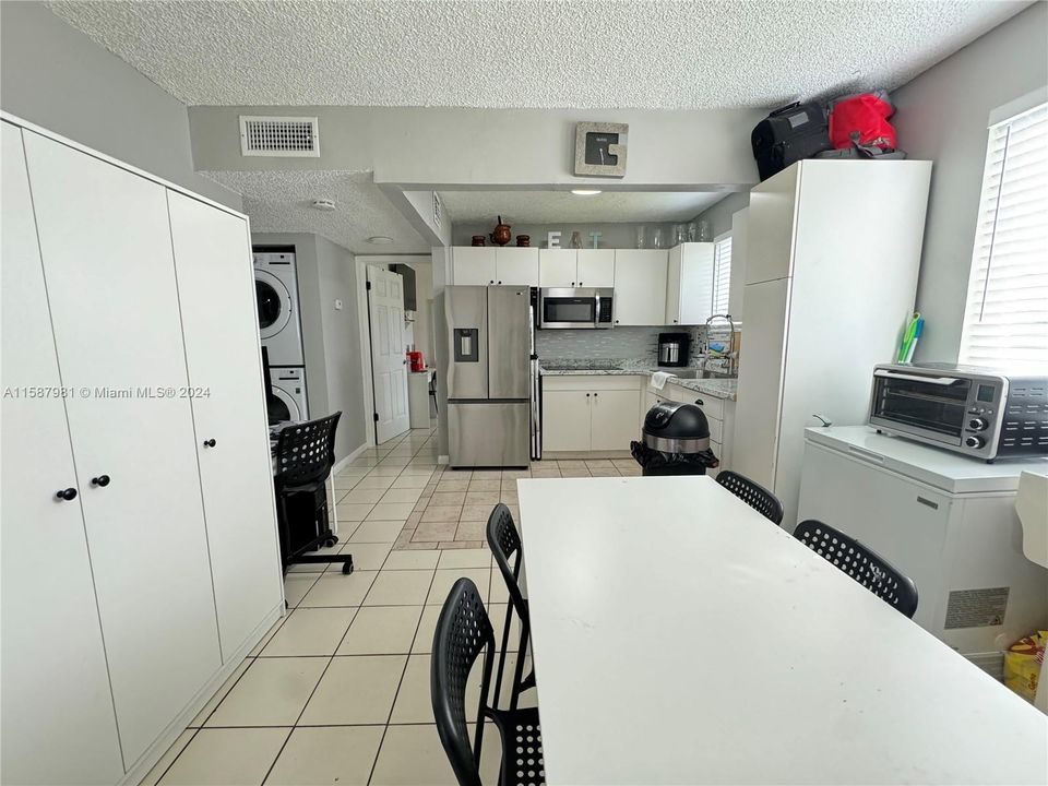 For Sale: $299,999 (2 beds, 2 baths, 820 Square Feet)