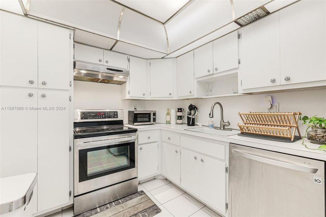 For Sale: $349,999 (1 beds, 1 baths, 762 Square Feet)