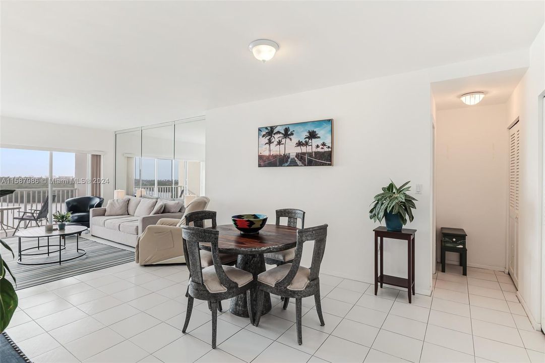 For Sale: $349,999 (1 beds, 1 baths, 762 Square Feet)