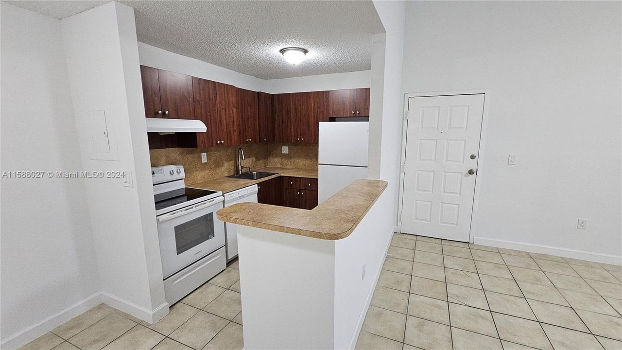 For Sale: $254,900 (2 beds, 1 baths, 848 Square Feet)