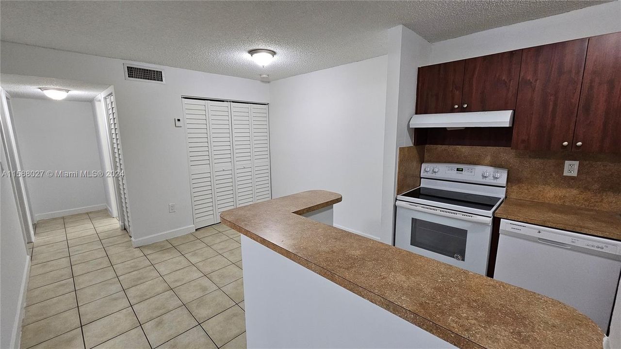For Sale: $254,900 (2 beds, 1 baths, 848 Square Feet)