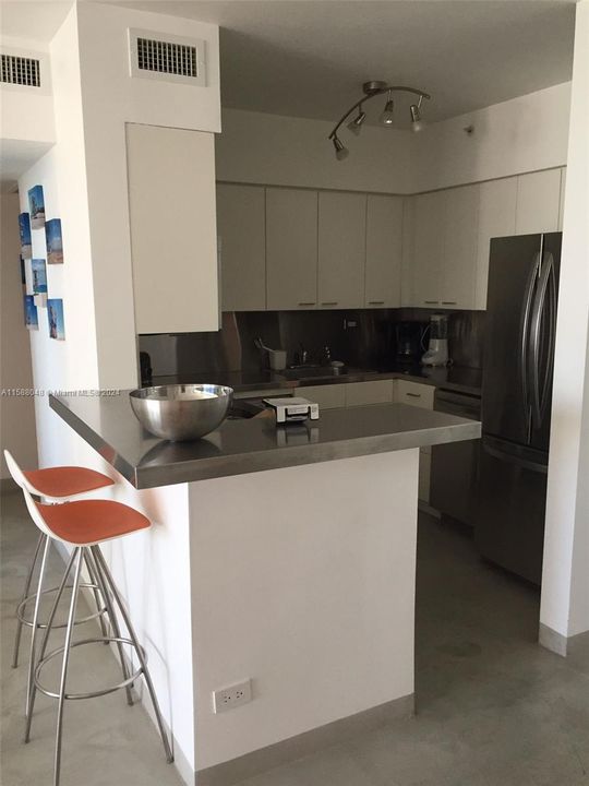 For Rent: $3,300 (1 beds, 1 baths, 722 Square Feet)