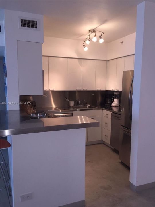 For Rent: $3,300 (1 beds, 1 baths, 722 Square Feet)