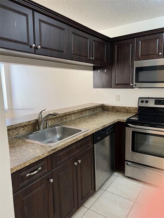 Active With Contract: $180,000 (1 beds, 1 baths, 850 Square Feet)