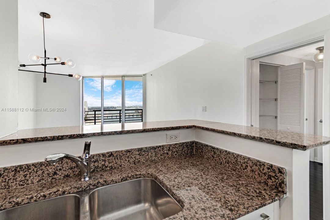 Active With Contract: $515,000 (1 beds, 1 baths, 846 Square Feet)