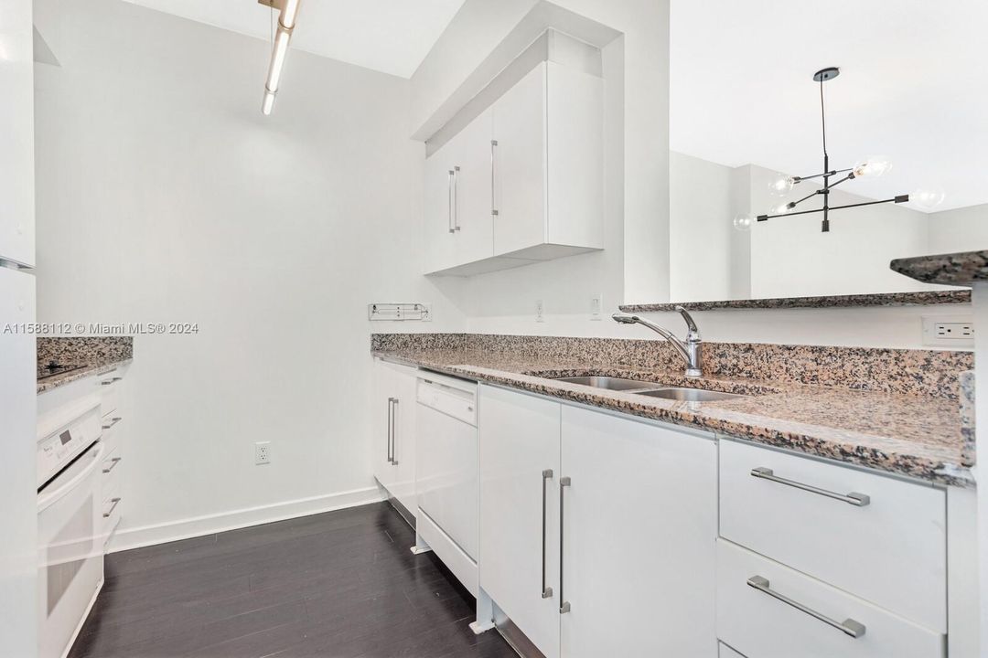 Active With Contract: $515,000 (1 beds, 1 baths, 846 Square Feet)