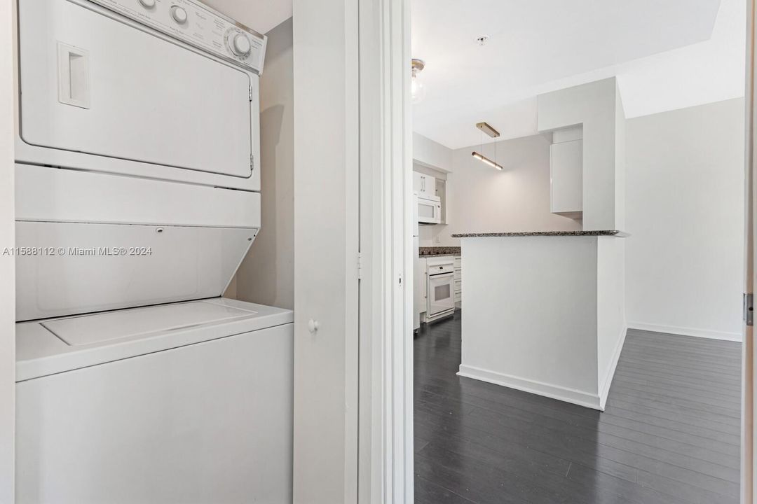 Active With Contract: $515,000 (1 beds, 1 baths, 846 Square Feet)