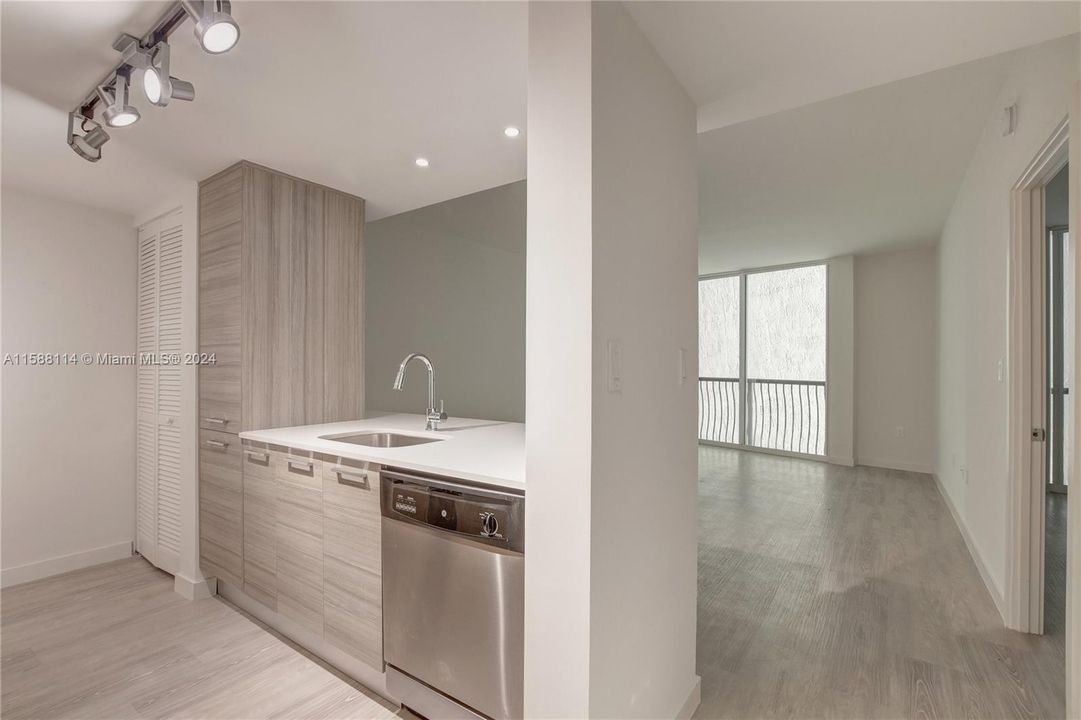 For Rent: $2,534 (1 beds, 1 baths, 708 Square Feet)