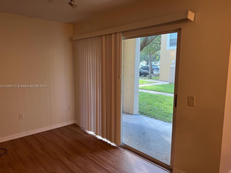 For Sale: $190,000 (1 beds, 1 baths, 760 Square Feet)