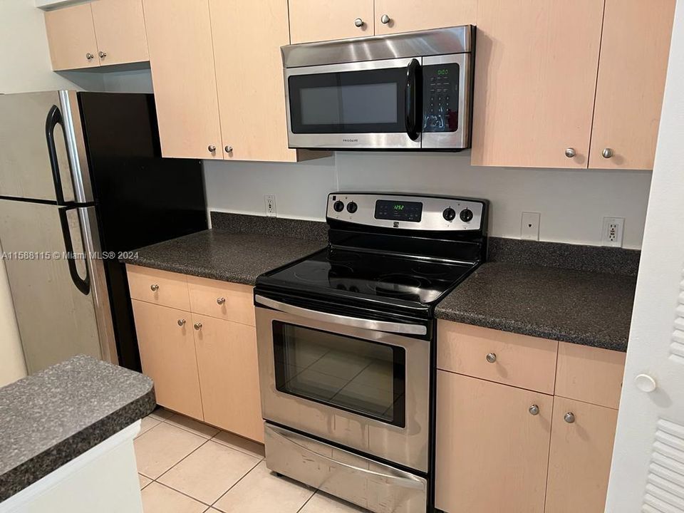 For Sale: $200,000 (1 beds, 1 baths, 760 Square Feet)