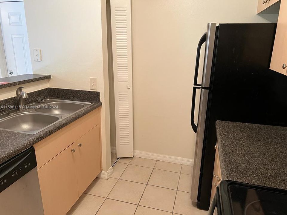 For Sale: $190,000 (1 beds, 1 baths, 760 Square Feet)