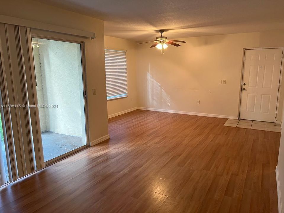 For Sale: $190,000 (1 beds, 1 baths, 760 Square Feet)