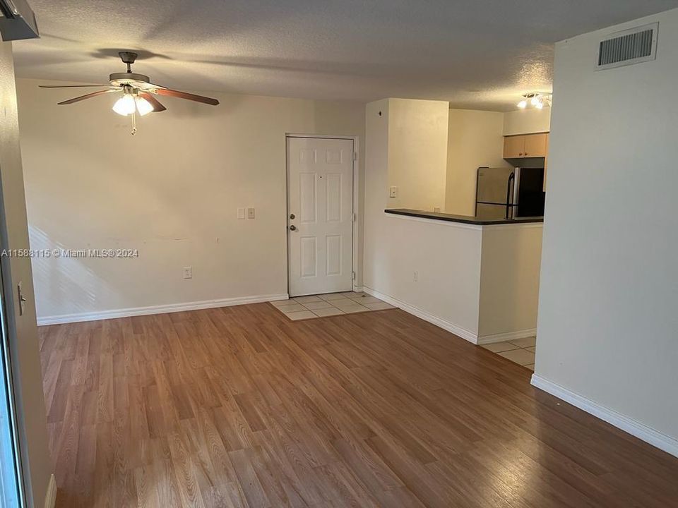 For Sale: $200,000 (1 beds, 1 baths, 760 Square Feet)