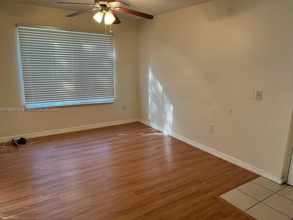 For Sale: $190,000 (1 beds, 1 baths, 760 Square Feet)