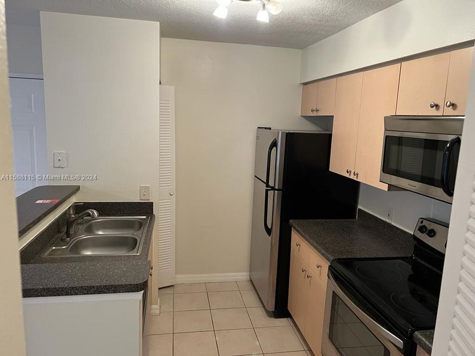 For Sale: $200,000 (1 beds, 1 baths, 760 Square Feet)