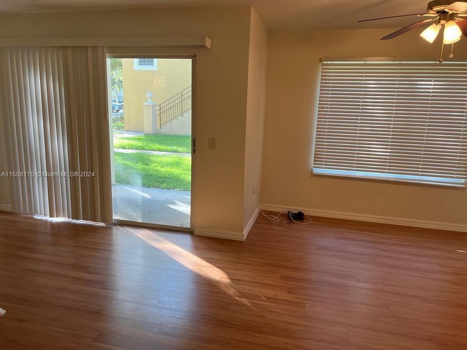 For Sale: $200,000 (1 beds, 1 baths, 760 Square Feet)