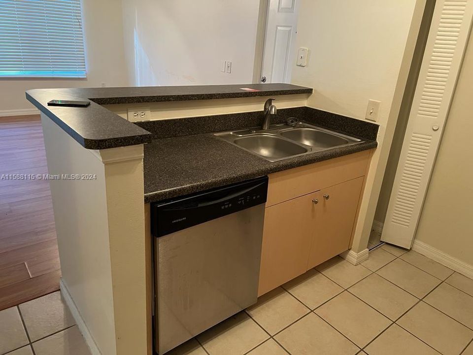 For Sale: $200,000 (1 beds, 1 baths, 760 Square Feet)