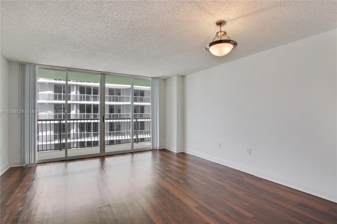 For Rent: $2,678 (1 beds, 1 baths, 842 Square Feet)