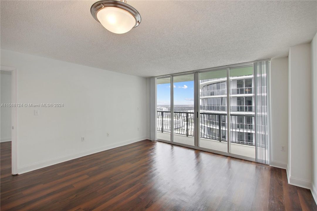 For Rent: $2,678 (1 beds, 1 baths, 842 Square Feet)