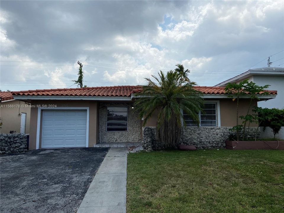 Active With Contract: $3,900 (3 beds, 2 baths, 1796 Square Feet)