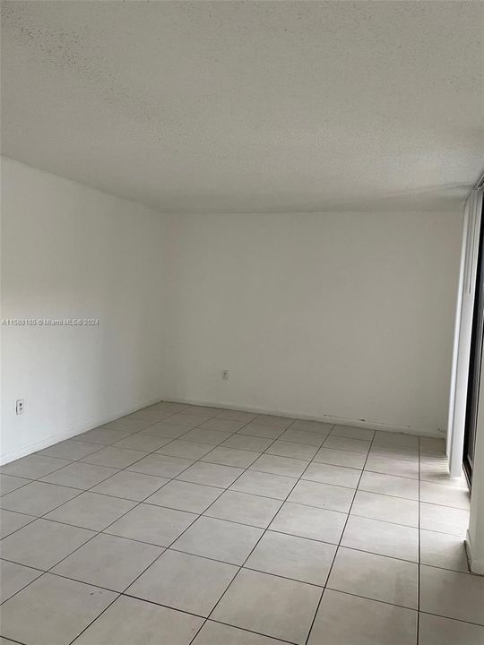 For Rent: $1,800 (1 beds, 1 baths, 796 Square Feet)