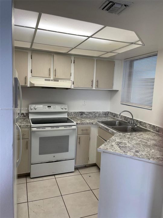 Active With Contract: $1,800 (1 beds, 1 baths, 796 Square Feet)