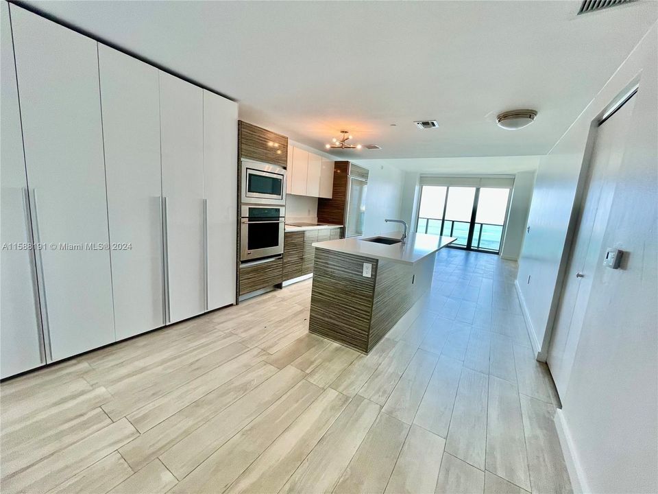 Recently Sold: $649,000 (1 beds, 1 baths, 854 Square Feet)