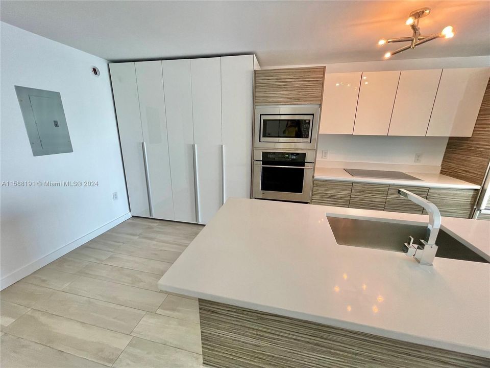 Recently Sold: $649,000 (1 beds, 1 baths, 854 Square Feet)