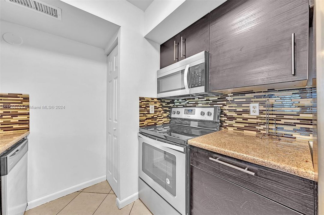 For Sale: $300,000 (3 beds, 2 baths, 1260 Square Feet)