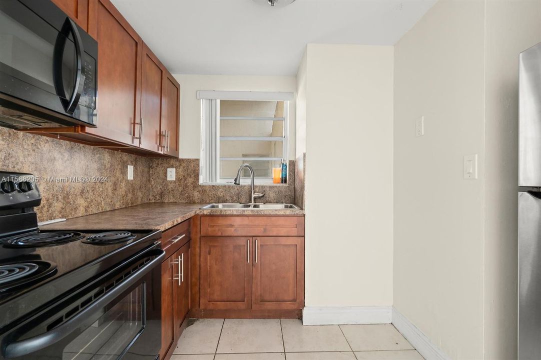 For Rent: $2,500 (2 beds, 1 baths, 968 Square Feet)