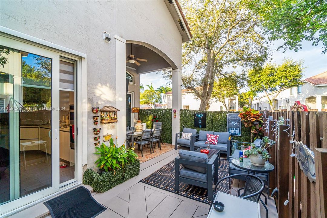 Active With Contract: $725,000 (3 beds, 3 baths, 1883 Square Feet)