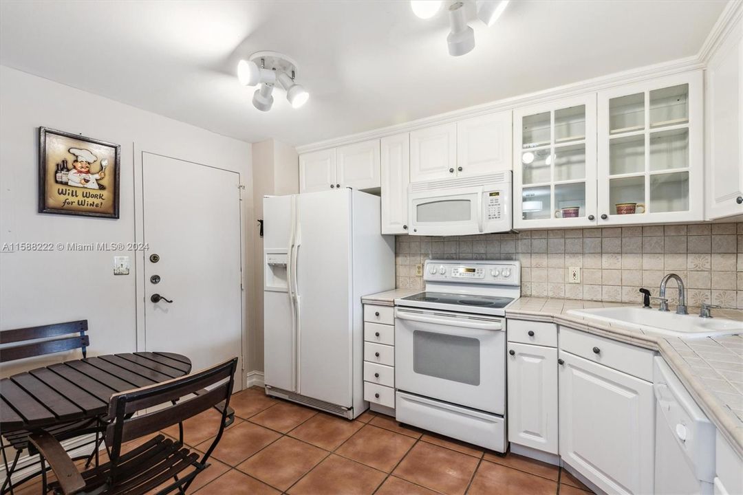 Active With Contract: $2,200 (1 beds, 2 baths, 1217 Square Feet)