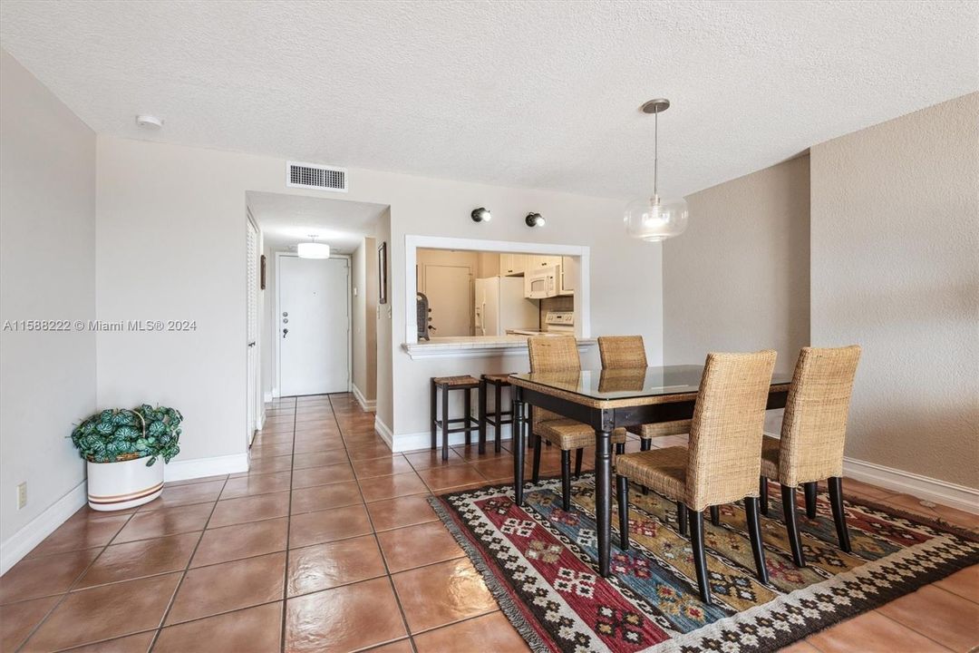 Active With Contract: $2,200 (1 beds, 2 baths, 1217 Square Feet)